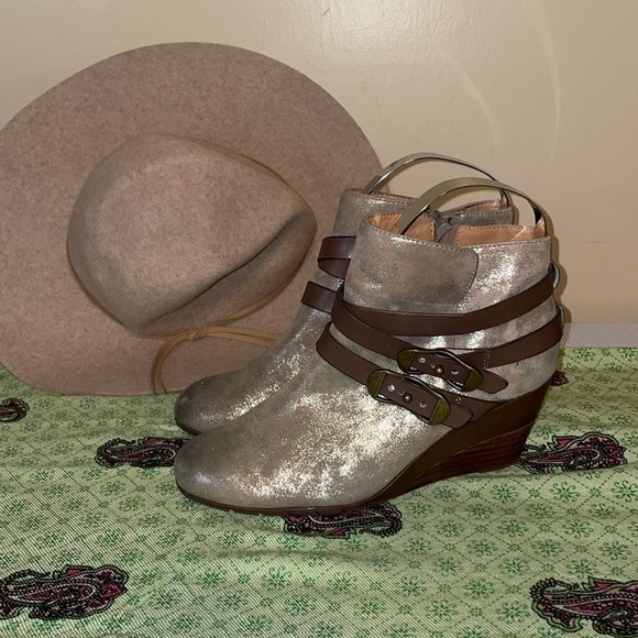 Sofft women’s boots 9 ankle booties sparkle tan buckles wedge comfy neutral - Picture 1 of 10